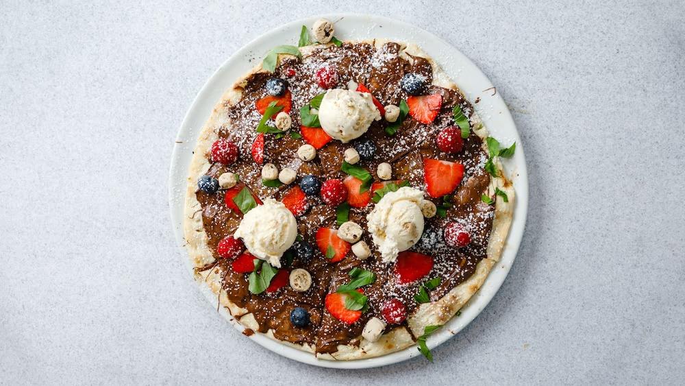 Pizza med oxfilé och färska grönsaker