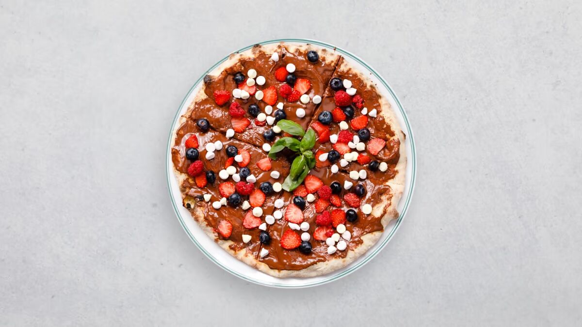 Pizza med kebab och färska grönsaker