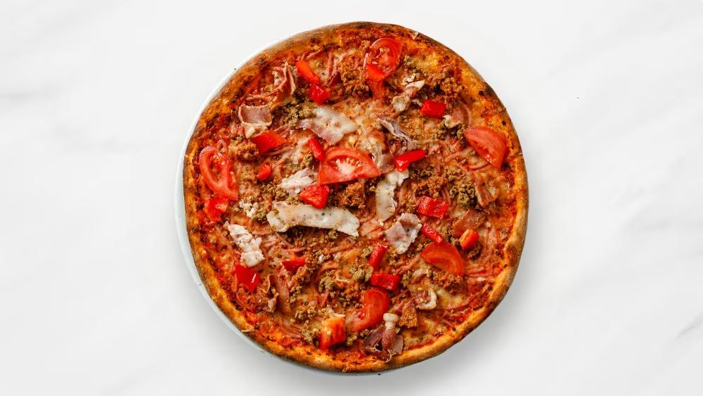 Vegetarisk pizza med färska grönsaker