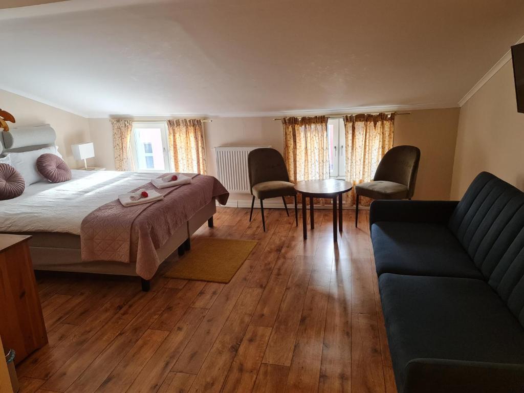 Rymligt och bekvämt hotellrum med varm atmosfär på Appelberg Hotel