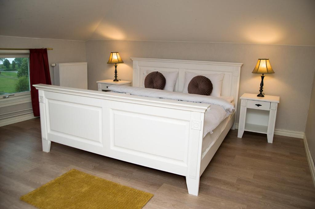 Bekvämt hotellrum på Appelberg Hotel med smakfull inredning