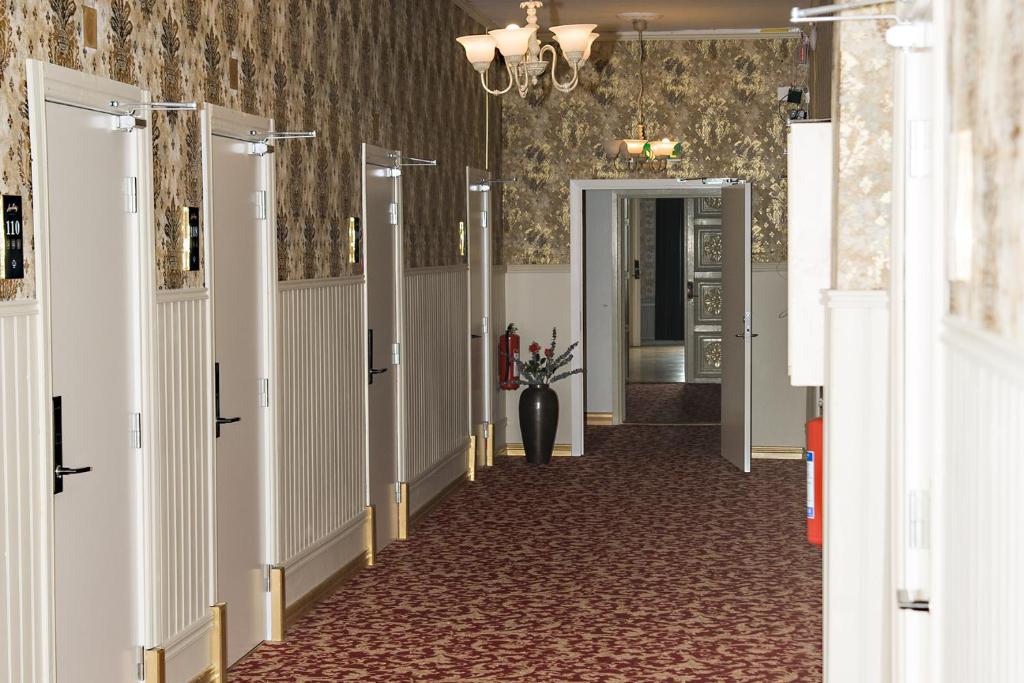 Hotellkorridor med klassisk inredning på Appelberg Hotel i Sollefteå