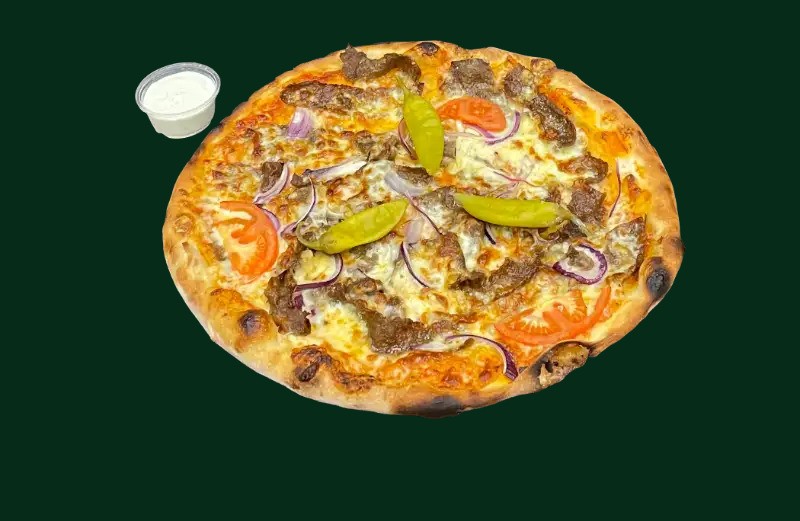 Kebabpizza med kebabkött, feferoni, lök och färska tomater