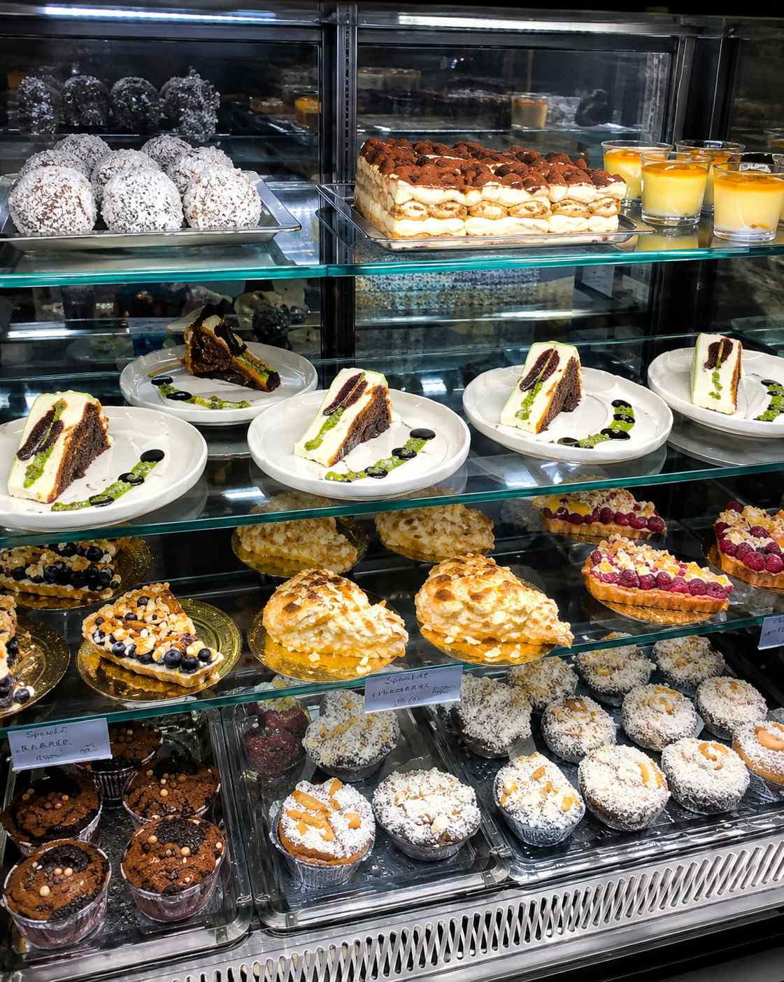 Hembakat p&aring; plats p&aring; Cafe Artella